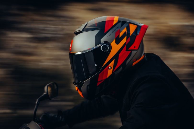 elementos de seguridad del casco de moto